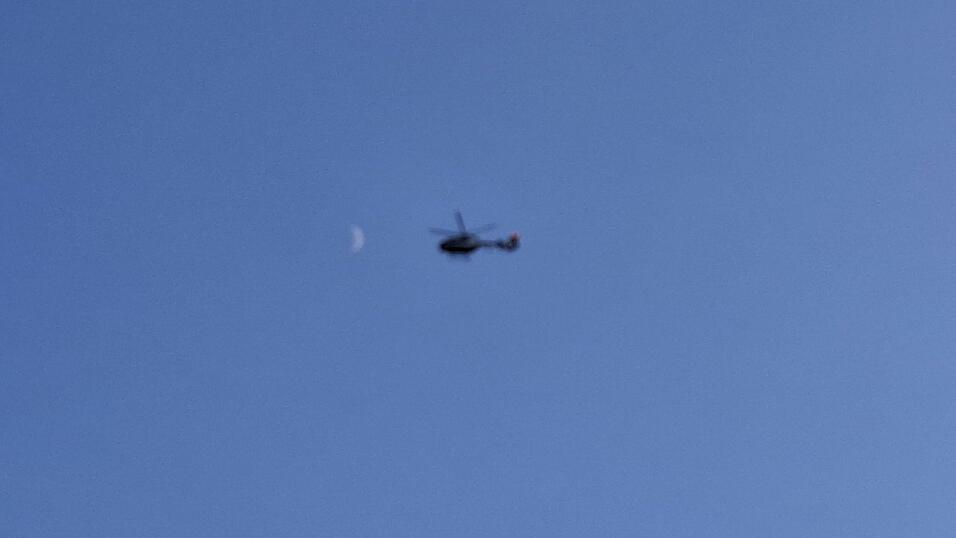 Die Polizei sucht unter anderem mit einem Hubschrauber nach dem Mann. Die Polizei sucht unter anderem mit einem Hubschrauber nach dem Mann.