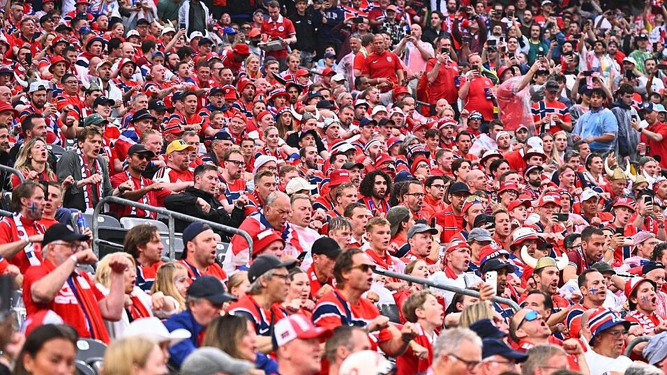 Die norwegischen Fans zeigen ihre Ruder-Choreografie. Die norwegischen Fans zeigen ihre Ruder-Choreografie.