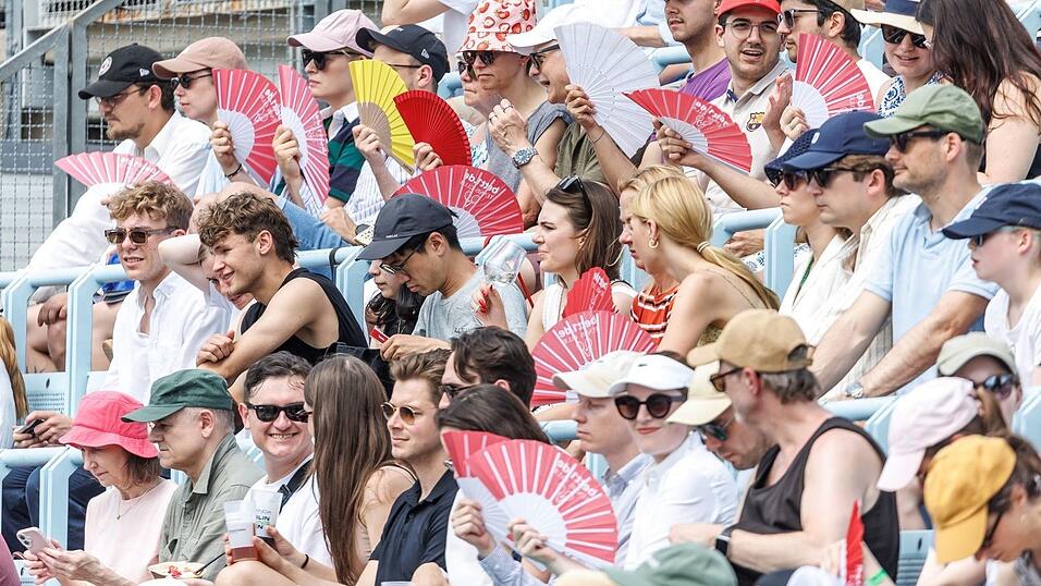 F&auml;cher waren beim Tennis-Turnier im Juni in Berlin auf den Zuschauerr&auml;ngen gefragt.