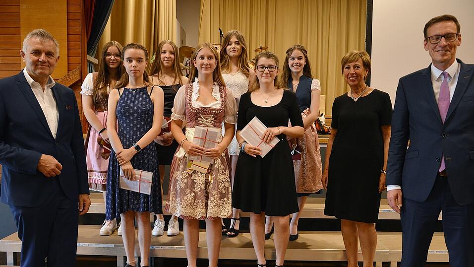 Die sieben besten Absolventinnen zusammen mit Bürgermeister Josef Dollinger (links) und Schulleiter Wolfgang Korn. Die sieben besten Absolventinnen zusammen mit Bürgermeister Josef Dollinger (links) und Schulleiter Wolfgang Korn.