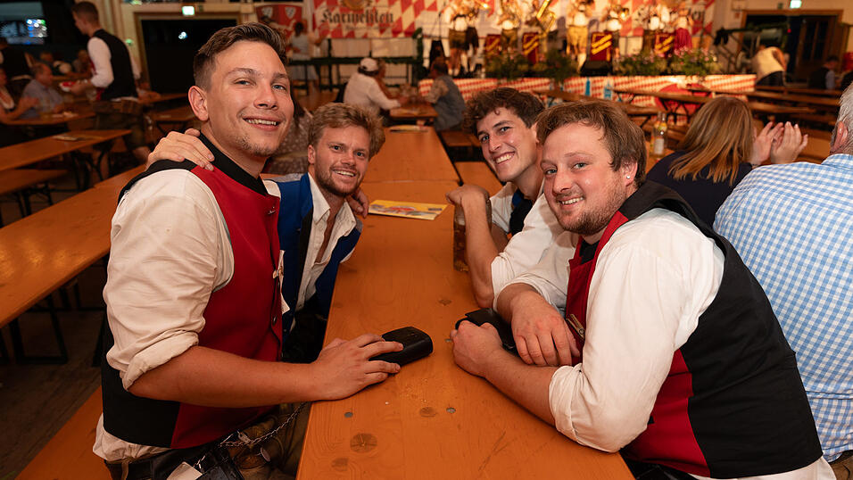 Die Partybilder vom Montag, 21. August 2023, aus dem Festzelt Greindl. Die Partybilder vom Montag, 21. August 2023, aus dem Festzelt Greindl.