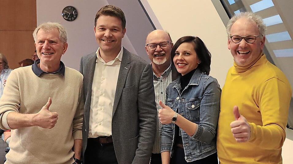 Freuten sich über den Wahlsieg (v. l.): der amtierende zweite Bürgermeister Georg Hadersdorfer, der künftige Bürgermeister Maximilian Mader, Stadtrat Erwin Weber, CSU-Listenkandidatin Nicole Reith und Stadtrat Rudi Heinz. Freuten sich über den Wahlsieg (v. l.): der amtierende zweite Bürgermeister Georg Hadersdorfer, der künftige Bürgermeister Maximilian Mader, Stadtrat Erwin Weber, CSU-Listenkandidatin Nicole Reith und Stadtrat Rudi Heinz.