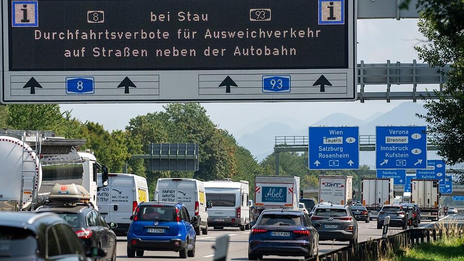 Die Polizei hat die Einhaltung von Durchfahrtsverboten entlang der vielbefahrenen und stauanf&auml;lligen Autobahn A8 Richtung Salzburg kontrolliert.