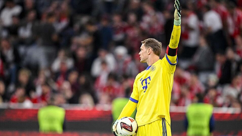 Der FC Bayern um Kapitän Neuer ist auf Platz eins - zumindest für eine Nacht. Der FC Bayern um Kapitän Neuer ist auf Platz eins - zumindest für eine Nacht.