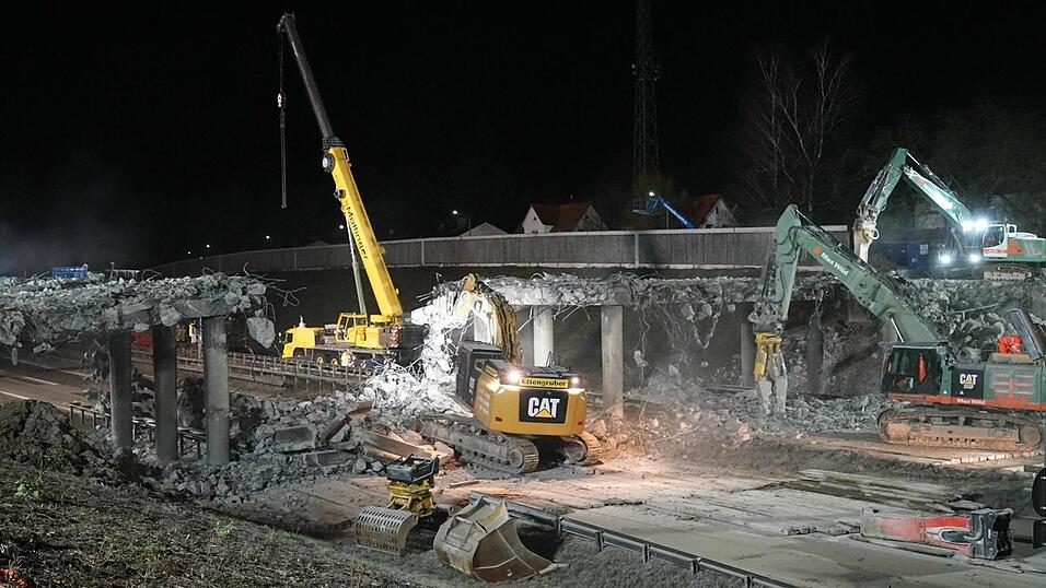 Gleich zwei Brücken mussten am Wochenende an der A3 im Landkreis Regensburg abgerissen werden. Gleich zwei Brücken mussten am Wochenende an der A3 im Landkreis Regensburg abgerissen werden.