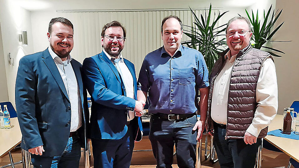 Andreas Sturm aus Martinsbuch (Zweiter von rechts) wurde als neuer Gemeinderat von den drei Bürgermeistern Helmut Rohr, 'Chef' Thomas Hieninger sowie Sepp Koch beglückwünscht (von links). Andreas Sturm aus Martinsbuch (Zweiter von rechts) wurde als neuer Gemeinderat von den drei Bürgermeistern Helmut Rohr, 'Chef' Thomas Hieninger sowie Sepp Koch beglückwünscht (von links).