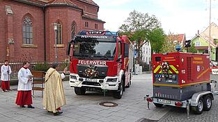 Die kirchliche Fahrzeugweihe durch Bischöflich Geistlichen Rat Günter Müller.