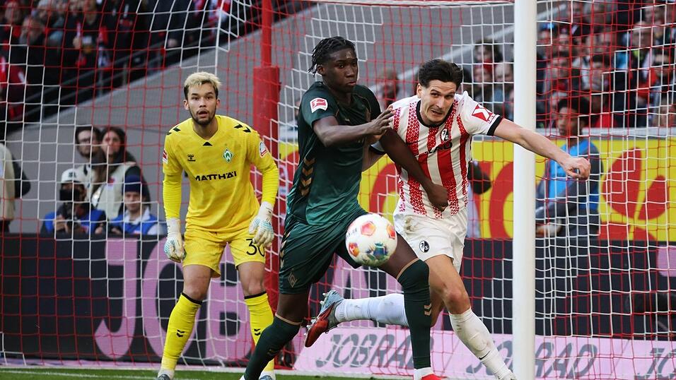 Einer von vielen Zweik&auml;mpfen: Bremens Karim Coulibaly (l) im Duell mit dem Freiburger Igor Matanovic.