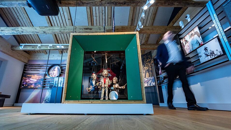Eine Marionetten-Version der Rolling Stones aus der Augsburger Puppenkiste tritt in der Landesausstellung auf.