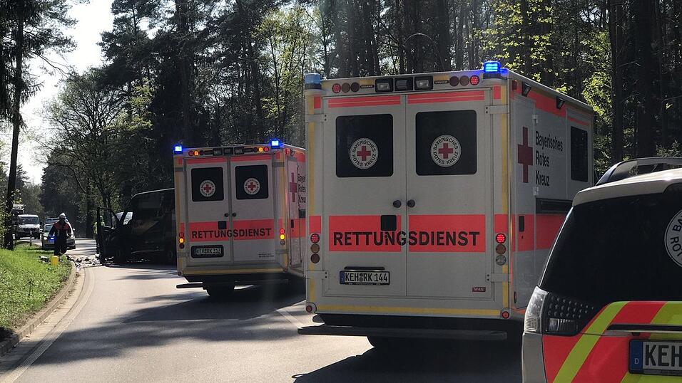 Die Fahrzeuge krachten wohl frontal ineinander.