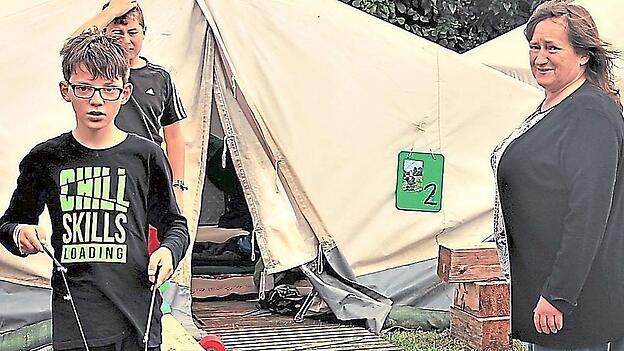 Marianne Schieder als Betreuerin am Kinderzeltlager des BDKJ am Voithenberg: Hier langt sie hin, wo man hinlangen muss. Marianne Schieder als Betreuerin am Kinderzeltlager des BDKJ am Voithenberg: Hier langt sie hin, wo man hinlangen muss.