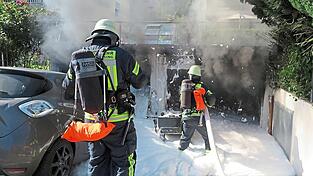 Mit Schaum wurde die brennende Garage geflutet, um den Brand einzudämmen.