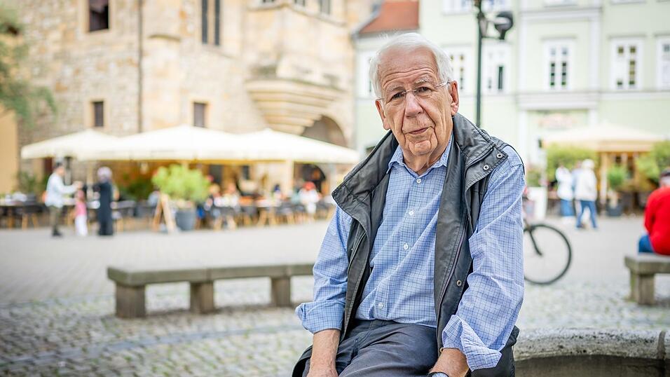 Historiker Karl Heinemeyer wurde von Sladeczek für die Übersetzung der Urkunde zurate gezogen. Historiker Karl Heinemeyer wurde von Sladeczek für die Übersetzung der Urkunde zurate gezogen.