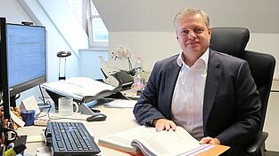 Die Haushaltszahlen immer im Blick: Christoph Hirtreiter ist der neue Kämmerer der Stadt Mainburg. Die Haushaltszahlen immer im Blick: Christoph Hirtreiter ist der neue Kämmerer der Stadt Mainburg.