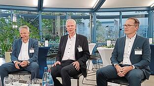 Sie drängen auf eine Entscheidung: PreussenElektra-Chef Dr. Guido Knott, Kraftwerksleiter Carsten Müller und sein Stellvertreter Dr. Thomas Erbacher. Sie drängen auf eine Entscheidung: PreussenElektra-Chef Dr. Guido Knott, Kraftwerksleiter Carsten Müller und sein Stellvertreter Dr. Thomas Erbacher.