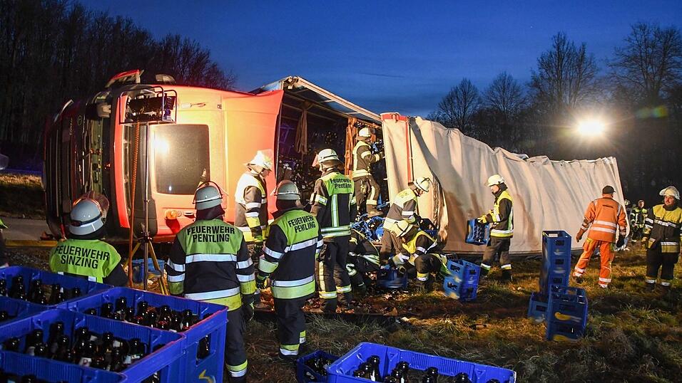 Bei einem Unfall nahe des Regensburger Autobahnkreuzes verlor ein Lastwagen Leergut.