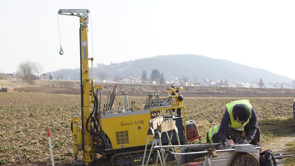 Erkundungsbohrungen für die Stromtrasse in der Nähe von Wiesent. Passen die unterirdische Stromleitung und der Flutpolder zusammen?