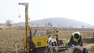 Erkundungsbohrungen für die Stromtrasse in der Nähe von Wiesent. Passen die unterirdische Stromleitung und der Flutpolder zusammen?