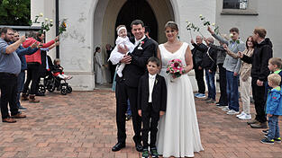 Thomas Hötschl und Birgit Hötschl, geborene Bachmeier, heirateten in der Pfarrkirche St.-Mariä-Himmelfahrt.