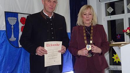 Aus den H&auml;nden vom Rosa-Maria Maurer erhielt Helmut Steinmeier die goldene Ehrennadel.