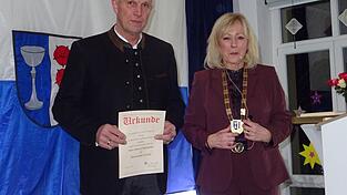 Aus den H&auml;nden vom Rosa-Maria Maurer erhielt Helmut Steinmeier die goldene Ehrennadel.