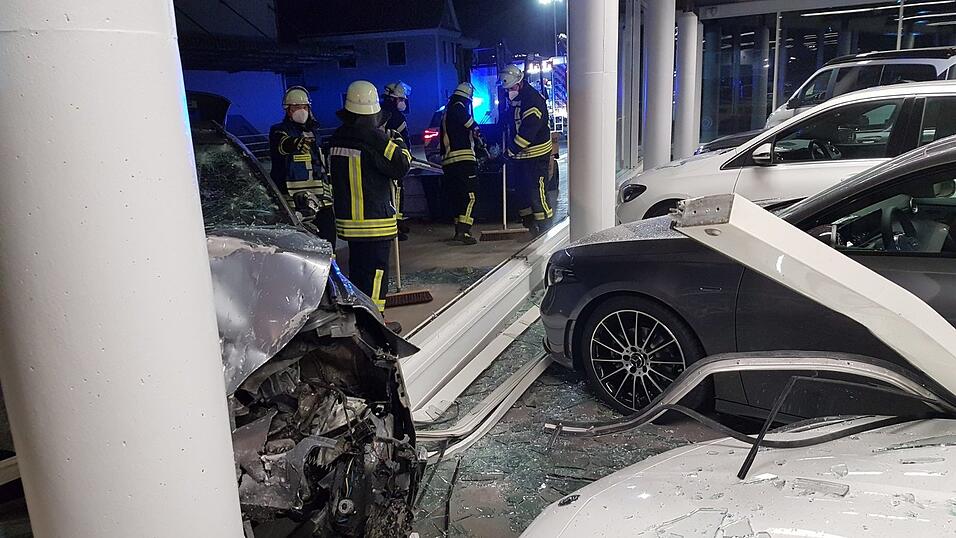 Ein Autofahrer ist in Rottenburg in den Verkaufsraum eines Autohauses gefahren.