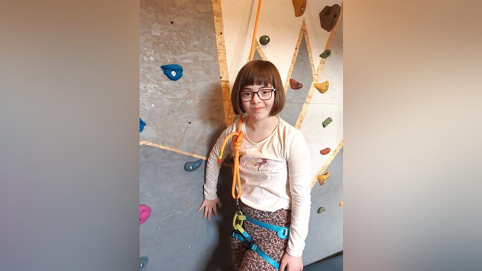 Die 12-jährige Lisa hat Spaß beim Klettern. Außerdem kann sie lesen, schreiben und rechnen. Die 12-jährige Lisa hat Spaß beim Klettern. Außerdem kann sie lesen, schreiben und rechnen.