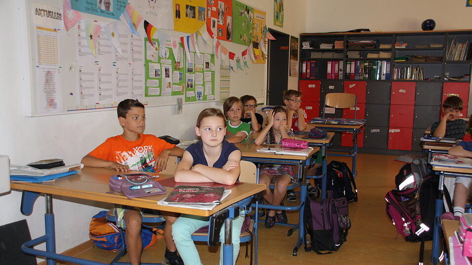 Jessica und Jonas versuchten sich als Pressefotografen und hielten die besondere Schulstunde in Bildern fest. Jessica und Jonas versuchten sich als Pressefotografen und hielten die besondere Schulstunde in Bildern fest.