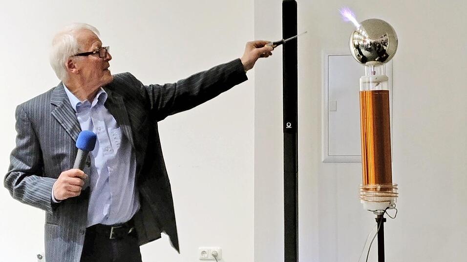 Michael Heller zeigt die beeindruckende Plasmabildung an der Kugeloberfl&auml;che durch die Ann&auml;herung eines Schraubendrehers. Der Schwingkreis ist nun in Resonanz und Musik ist laut und klar zu h&ouml;ren.