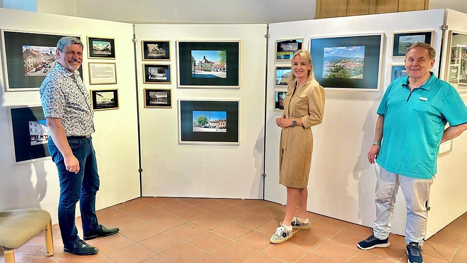 B&uuml;rgermeister Sandro Bauer freute sich sichtlich, als er am Donnerstagnachmittag von Kulturamtleiterin Karin Stelzer und Fred Wutz (von links) durch die Ausstellung gef&uuml;hrt wurde.