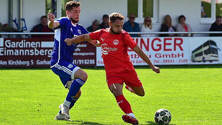 Jan Karabas (im roten Trikot) ist mit acht Treffern bester Sch&uuml;tze bei der SpVgg Plattling, der auch im ersten Heimspiel der R&uuml;ckrunde gegen den FC Obernzell-Erlau treffen m&ouml;chte.