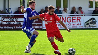 Jan Karabas (im roten Trikot) ist mit acht Treffern bester Schütze bei der SpVgg Plattling, der auch im ersten Heimspiel der Rückrunde gegen den FC Obernzell-Erlau treffen möchte. Jan Karabas (im roten Trikot) ist mit acht Treffern bester Schütze bei der SpVgg Plattling, der auch im ersten Heimspiel der Rückrunde gegen den FC Obernzell-Erlau treffen möchte.
