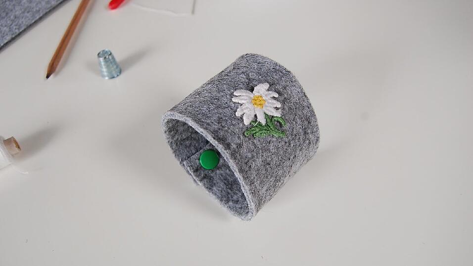 7. Dann kannst du den Faden noch vernähen, das heißt im Innenteil des Armbandes mehrmals in den Filz nähen, bevor du den Faden abschneidest. 7. Dann kannst du den Faden noch vernähen, das heißt im Innenteil des Armbandes mehrmals in den Filz nähen, bevor du den Faden abschneidest.