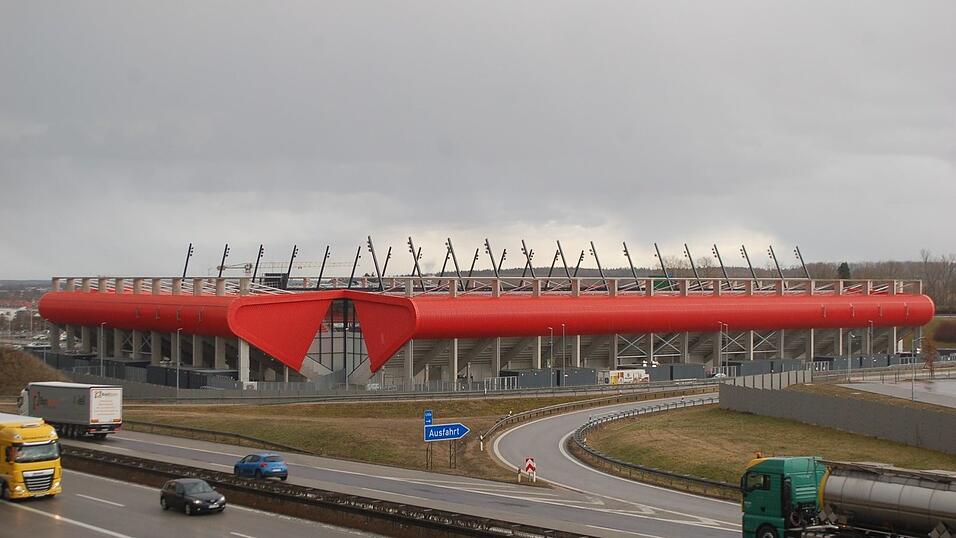 So sieht das Stadion derzeit ohne Namenszug aus. Bald wird dort 'Jahnstadion Regensburg' zu lesen sein. So sieht das Stadion derzeit ohne Namenszug aus. Bald wird dort 'Jahnstadion Regensburg' zu lesen sein.