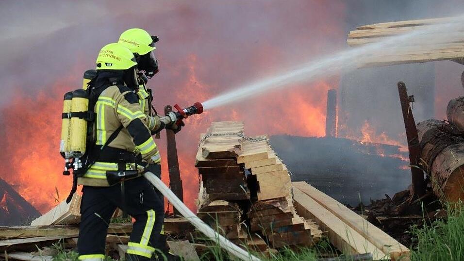 In Breitenberg ist am Dienstagabend ein Brand in einem Sägewerk ausgebrochen. In Breitenberg ist am Dienstagabend ein Brand in einem Sägewerk ausgebrochen.