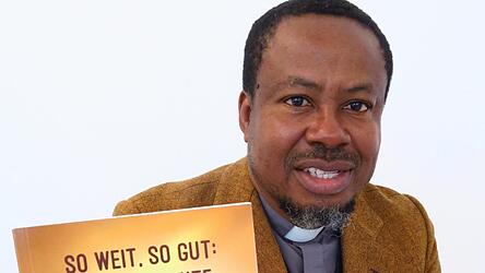 Mit dem Spendenerlös für sein Buch will Pfarrvikar Thankgod Eberechukwu Okoroafor in seinem Heimatland Nigeria Kranken helfen.