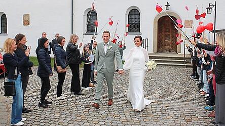 Ein langes Spalier empf&auml;ngt Celina und Andreas Reisinger vor dem Wasserschloss.