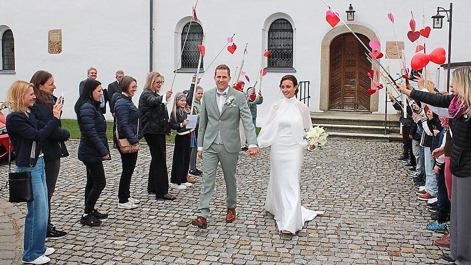 Ein langes Spalier empf&auml;ngt Celina und Andreas Reisinger vor dem Wasserschloss.