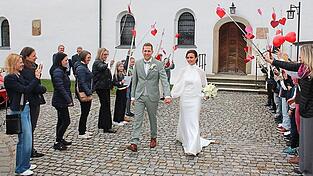 Ein langes Spalier empf&auml;ngt Celina und Andreas Reisinger vor dem Wasserschloss.