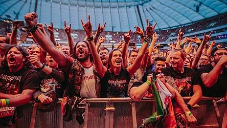 Kasuba (dritter von links) ist bei jedem Iron Maiden-Konzert voll dabei.