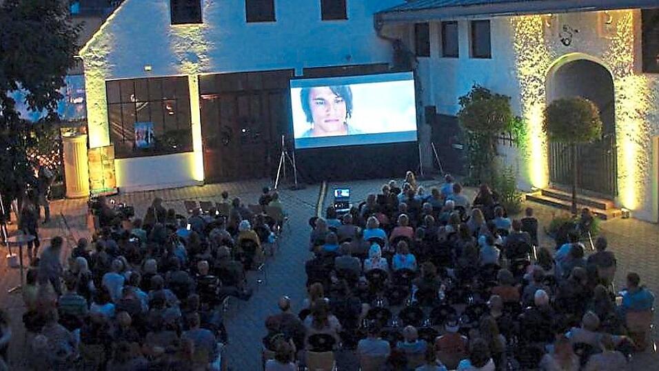 Die Stadt Wörth hat zusammen mit dem Planwerk im Pschornhof ein Freiluftkino organisiert. Die Stadt Wörth hat zusammen mit dem Planwerk im Pschornhof ein Freiluftkino organisiert.