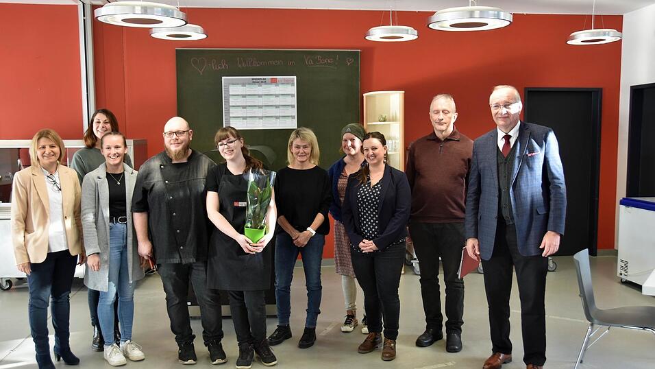 Schulleiterin Birgit Maier (l.) und Landrat Franz Löffler (r.) freuten sich mit den Elternbeiräten des BSG über die Übernahme des 'Va bene' durch Manuel Mühlbauer (3.v.l.) und Jennifer Hausladen (4.v.l.) als Pächter. Schulleiterin Birgit Maier (l.) und Landrat Franz Löffler (r.) freuten sich mit den Elternbeiräten des BSG über die Übernahme des 'Va bene' durch Manuel Mühlbauer (3.v.l.) und Jennifer Hausladen (4.v.l.) als Pächter.