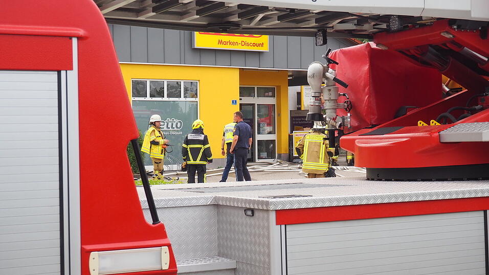 Die Einsatzkräfte rückten am Samstag zu einem Brand in einem Dingolfinger Supermarkt aus. 
