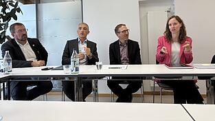 Landratsamtspressesprecher Heiko Langer, Landrat Ronny Raith, Krankenhausvorstand Christian Schmitz und Personalleiterin Stephanie Blüml (v.l.) stellten den Bürgerdialog vor.