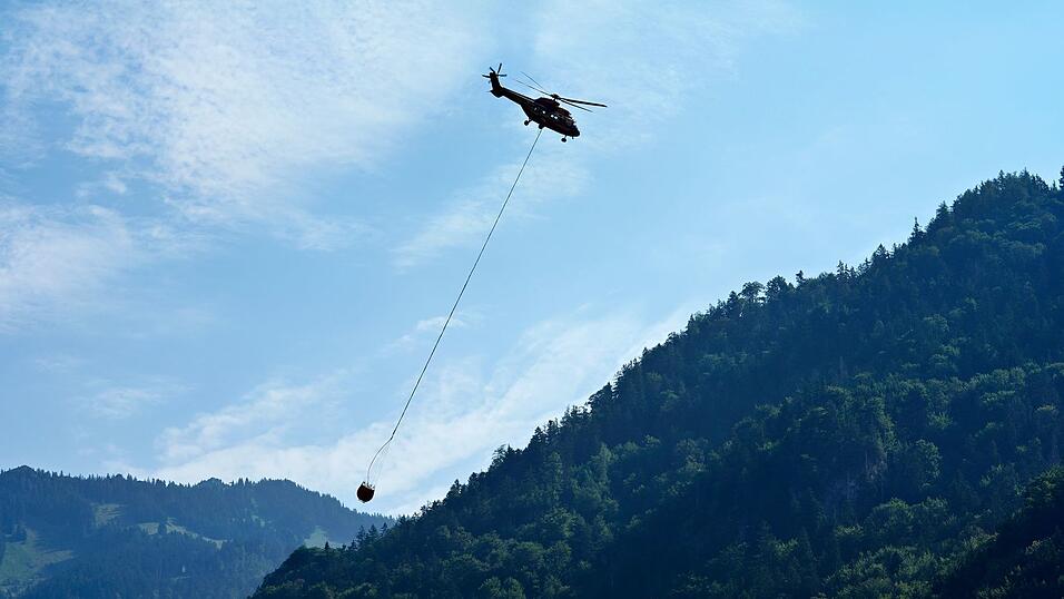 Auch am Freitag waren wieder mehrere Löschhubschrauber im Einsatz. Auch am Freitag waren wieder mehrere Löschhubschrauber im Einsatz.