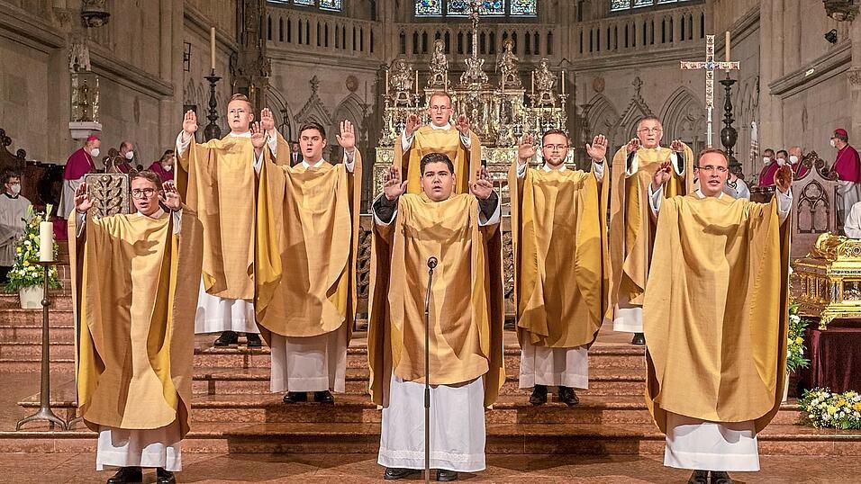 Alexander R&ouml;se (2.v.l.) und Patrick Eibl (Mitte, hinten) vom Kloster Paring wurden mit sechs weiteren Diakonen nach negativen Tests zum Priester geweiht.