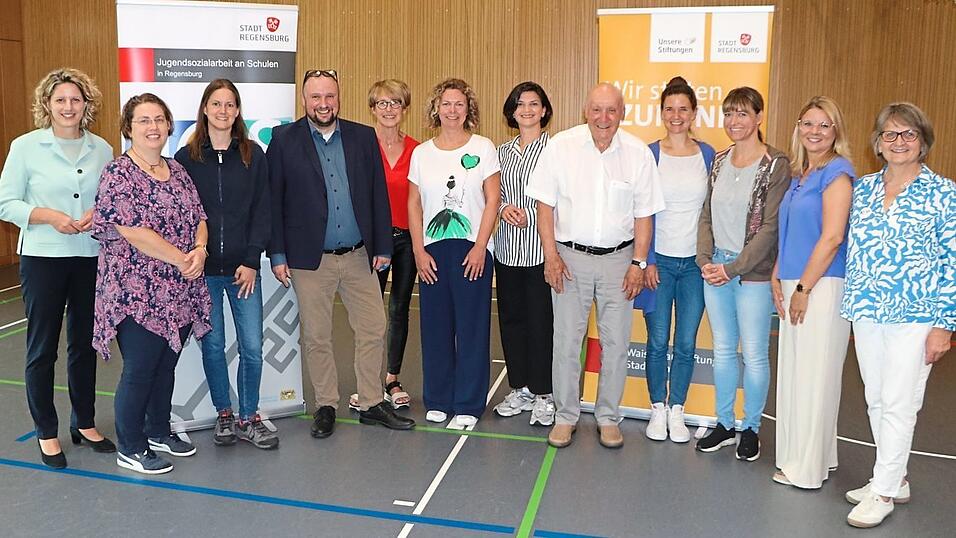 Bei der Vorstellung der Premiere (von links): Astrid Freudenstein, zwei Vertreterinnen des Elternbeirates, Marco Merk, Beate Müller, Daniela Wild, Christine Frei, Axel Geiger, Judith Gorgass, Sonja Welter, Melanie Brunner und Heidi Böhm. Bei der Vorstellung der Premiere (von links): Astrid Freudenstein, zwei Vertreterinnen des Elternbeirates, Marco Merk, Beate Müller, Daniela Wild, Christine Frei, Axel Geiger, Judith Gorgass, Sonja Welter, Melanie Brunner und Heidi Böhm.