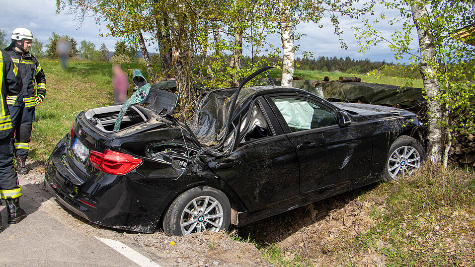 Die Kreisstraße war knapp zwei Stundem gesperrt, der Verkehr wurde örtlich umgeleitet. Die Kreisstraße war knapp zwei Stundem gesperrt, der Verkehr wurde örtlich umgeleitet.