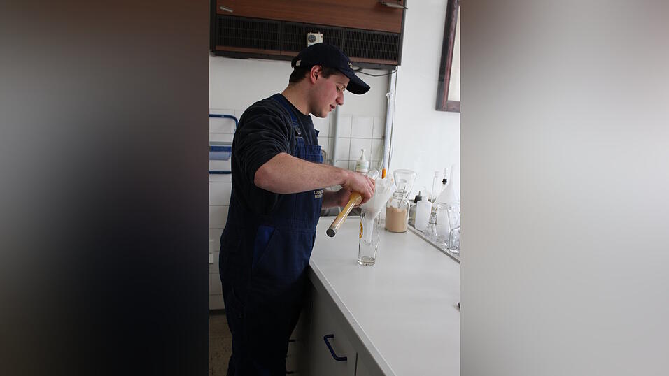 Laborarbeit ist Teil der Ausbildung. Hier erleben die Auszubildenden, was sie in der Berufsschule theoretisch untermauern.