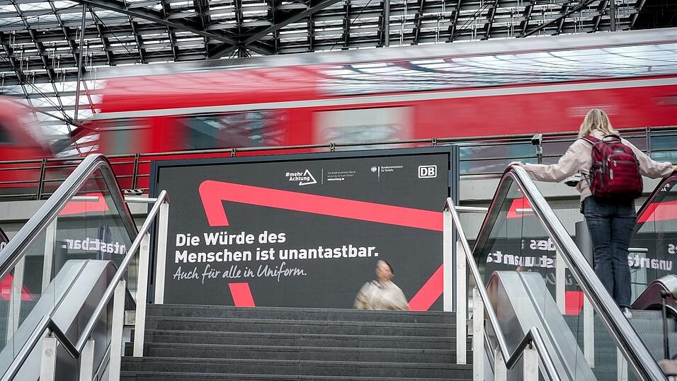 Neben Sicherheitsma&szlig;nahmen sollen Plakate in Bahnh&ouml;fen und Bahnen f&uuml;r weniger Gewalt sorgen.
